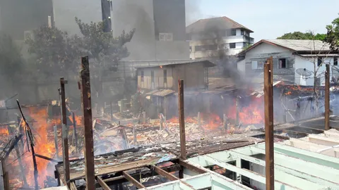 เพลิงไหม้ชุมชนทรัพย์สินเก่า ย่านรามคำแหง 39 วอด 5 หลัง