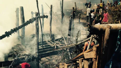 ไฟป่าลามเผาศูนย์อพยพใน อ.พบพระ วอด 14 หลัง ไร้ตาย-เจ็บ