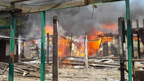 ไฟไหม้เสียหาย บ้านไม้ 5 หลัง ขณะรื้อถอน ไม่มีคนเจ็บ