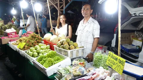 เมีย ตร.นับแบงก์! 'พ.ต.ท.' ไม่อายทำกิน เปิดแผงขายผลไม้ ลูกค้าตรึม