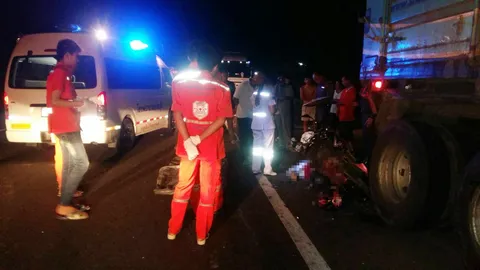 แม่ใจสลาย!  ลูกชาย เพิ่งเรียนจบ ขี่ จยย.พุ่งชนท้ายรถพ่วง ดับสลด   