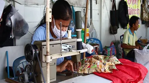 เย็บจักรแทบไหม้! ร้านซ่อมเสื้อผ้านครสวรรค์งานอื้อ เหตุเร่งรับเปิดเทอม