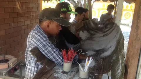 ไล่จับตะกวด เจอเรือตะเคียนจมคลอง! เก่าแก่ 200 ปี แห่ลูบแป้งหาเลข 