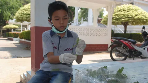 หนุ่มวัย 14 ปี ชาวสวรรคโลก ใช้เวลาปิดเทอมช่วย จนท.กู้ภัย-จัดงานศพ