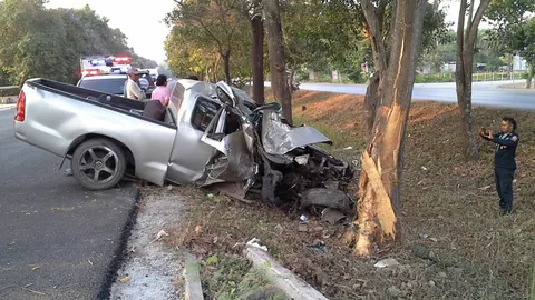 หนุ่มอู่รถพาสาวและลูกๆ กลับเที่ยววันหยุด กระบะเสยต้นไม้ดับ 2 สาหัส 2