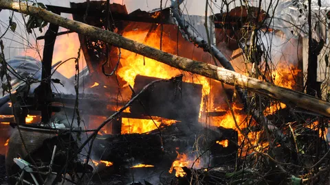 เฒ่า69  ก่อกองไฟหุงข้าว สะเก็ดไฟกระเด็นติดใบตอง ลามเผาบ้านวอด!