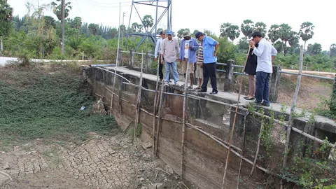 ผู้ว่าฯ สงขลา ลงพื้นที่ติดตามภัยแล้ง เร่งหารือแนวทางช่วยเกษตรกร