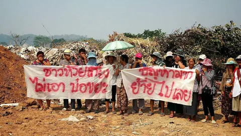 เชียงราย ชาวบ้านห้วยเกี๋ยงสุดทน ถือป้ายประท้วง ไม่เอาบ่อขยะ