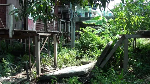 คราวเคราะห์! ลุง64หิ้วกล้วยแขกไปส่งลูกค้านอนป่วย สะพานหักทับดับ