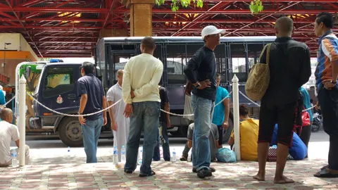 มาเลย์ส่ง 40 สาวนั่งดริ้งค์โดนหลอกทำงานกลับไทย หลังถูกจับติดคุก