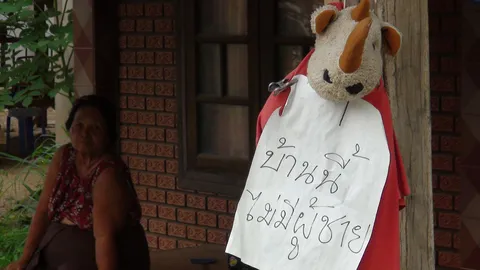 ผู้ชายในหมู่บ้านล้มตายไร้สาเหตุ ผวาผีแม่ม่าย! แห่แขวนตุ๊กตาแดง 