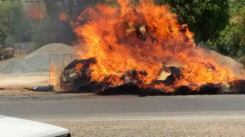 ไฟไหม้ฟาง! บรรทุกปิกอัพ เกี่ยวสายไฟลุกท่วมวอดทั้งคัน