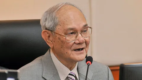 กรธ.โดดป้อง 'มีชัย' โบ้ยสื่อแปลเจตนาผิด ใช้วิธีบิดเบือนหักล้าง