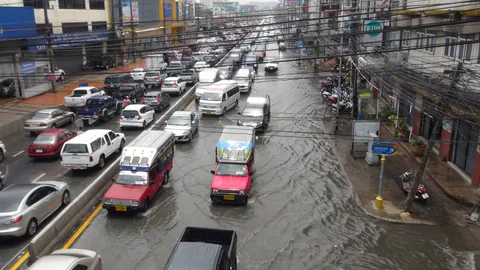 ฝนถล่มเมืองชล! น้ำท่วม ถ.สุขุมวิท ทำรถติดยาวหลาย กม. 