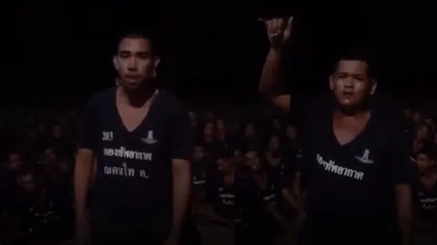 เพราะโดนใจ! ทหารยืนเรียงแถว ร้องคัฟเวอร์เพลง ‘ขัดใจ' (ชมคลิป)