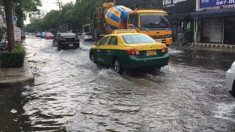 ฝนถล่มกรุง น้ำท่วมซอยออกแยกเหม่งจ๋าย จราจรมุ่งหน้าดอนเมืองหนึบ