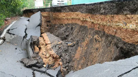 น้ำแห้งทำทรุดอีก! ถนนเลียบคลอง 4 ปทุมฯ ยุบ 2 ม. ยาว 50 ม.