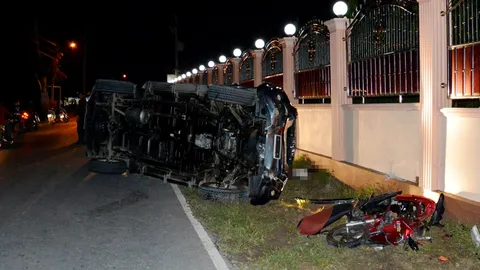 ลูกสาวขี่จยย.หายไปนาน แม่ตามหา พบเป็นศพ หนุ่มเมาแอ๋ ขับกระบะชนอัดกำแพง