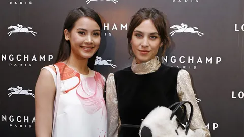 "ญาญ่า" กรี๊ดหนัก กระทบไหล่ "อเล็กซ่า ชุง"