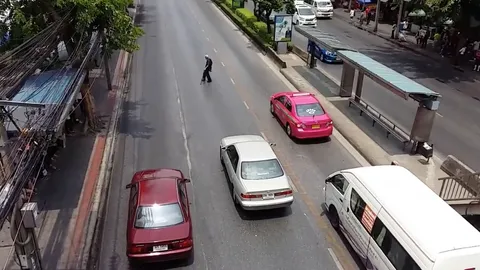 ข้ามไม่ไหว! ชาวเน็ตซึ้งใจ ผู้ใช้รถแห่จอดให้ลุงสูงวัย ข้ามถนนย่านลาดพร้าว