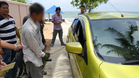 ขับไม่แข็ง! หนุ่มติดยาบ้าใช้ขวานจี้เก๋งสาวเยอรมัน สุดท้ายถูกจับ