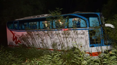 ทัวร์หักหลบต้นไม้ล้มขวางถนนลำปาง แฉลบลงข้างทาง เจ็บเล็กน้อย 8