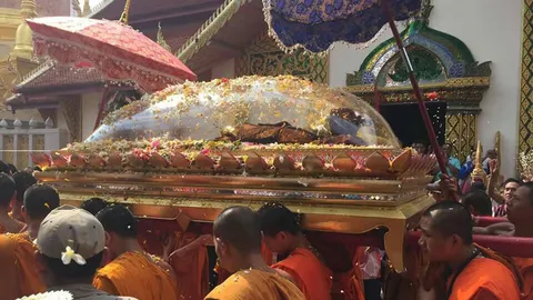 ฮือฮา! ธาตุสีทองเกิดที่เข่าด้านขวา ครูบาวงศ์ วัดพระพุทธบาทห้วยต้ม