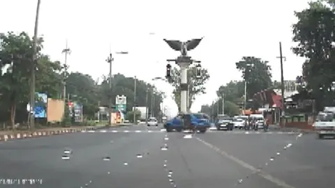 หวิดเศร้า แม่ขับรถส่งลูกไป ร.ร.! ประตูเปิด ด.ญ.4 ขวบร่วงบนถนน (ชมคลิป)