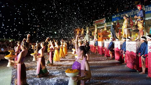 ชาวพุทธไทย-จีน สานประเพณีเดินขึ้นดอย สักการะพระธาตุดอยสุเทพ
