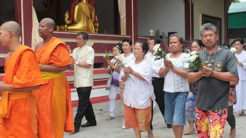 ผวจ.ยะลา นำชาวพุทธ 'เวียนเทียนวิสาขบูชา' กลางวันเพื่อความเป็นสิริมงคล