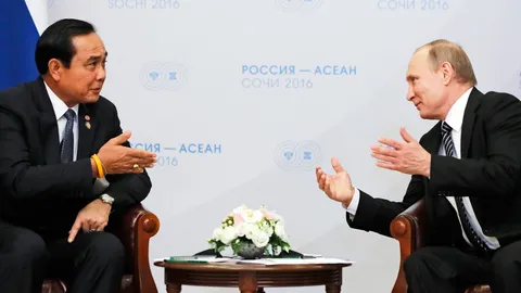 ไทย-รัสเซีย ชื่นมื่น ! นายกฯประยุทธ์พบหารือทวิภาคี ปธน.ปูติน ที่โซชิ