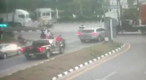 โชคดีไม่มีคนตาย! พ่วงฝ่าสัญญาณไฟเฉี่ยว จยย.เจ็บ 1 ราย ที่สุราษฏร์ธานี (ชมคลิป)