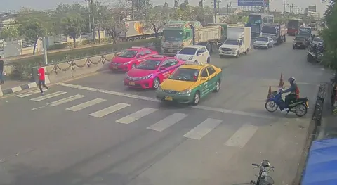 คนข้ามถนนยืนงง! รถบรรทุกเบรกแตก ชน 3 คันรวด ย่านกิ่งแก้ว (ชมคลิป)