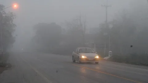 หมอกลงจัดที่สวรรคโลก ทัศนวิสัยแย่ แนะเพิ่มความระวังเดินรถ