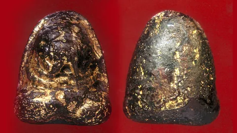 เนื้อผง...หลวงพ่อทับวัดทอง