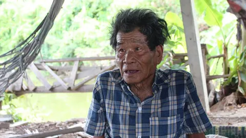 พร่ำเพ้ออยากเจอลูก! น่าสงสารชายชรา อยู่เดียวดายในเพิงเก่าริมคลอง
