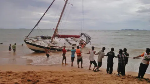 เรือยอชต์จมทะเลลิบง ชาวบ้านช่วยครอบครัวสเปน 4 ชีวิตปลอดภัย