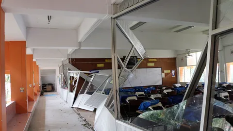 พายุฝนถล่ม! หลังคาเทคนิคระนอง ปลิวว่อนลอยพาดเสาไฟ ทำไฟดับทั้งเมือง