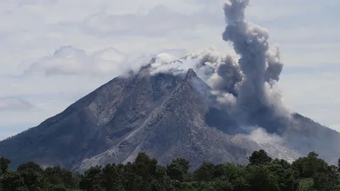 ภูเขาไฟ 'ซินาบุง' บนเกาะสุมาตราระเบิด ดับแล้ว 7 ศพ