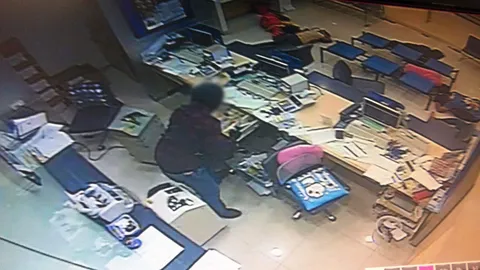 บุกห้างปล้นแบงก์กวาด4แสน