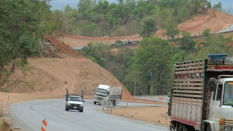 เตือนถนนสู่แม่สอด เปิดหน้าดินริมเหว