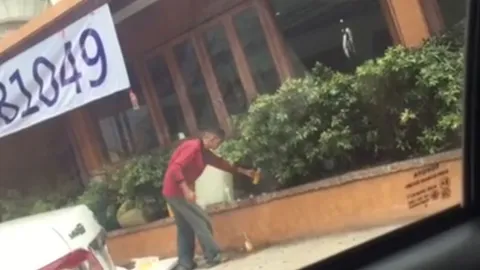 กลืนไม่ลง! แฉพ่อค้าขายน้ำส้มพัทยา แอบกรอกน้ำประปากับหัวเชื้อลงขวด