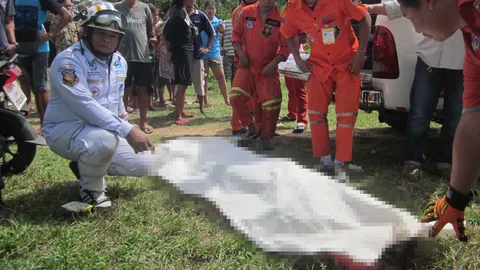 ไม่ระวัง! ปิกอัพร้านของเก่า ขับผ่านทางรถไฟ ถูกชนกระเด็นดับ 1 สาหัส 1