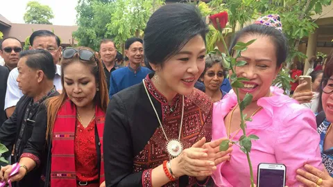 'ยิ่งลักษณ์' แต่งผ้าไหมแพรวา โผล่กาฬสินธุ์ เข้ากราบ 'หลวงพ่อสงบ'