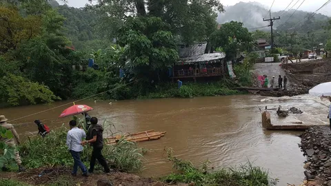 ฝนหนักที่เขาสก ซัดทางเบี่ยงขาด นทท.-ชาวบ้าน ถ่อแพข้ามคลองแทน