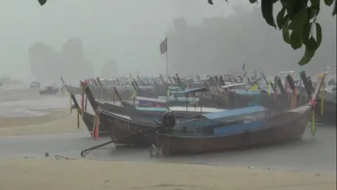 กระบี่ฝนตกหนักคลื่นลมแรง เรือนำเที่ยวกว่า 300 ลำหยุดบริการ