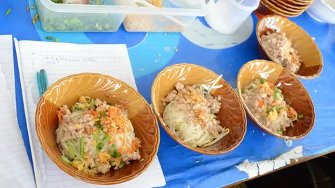 เจออีกเจ้า ก๋วยเตี๋ยวสุพรรณฯช่วยชาติ! หมู-ไก่ 10 บาทที่ตลาดค้าส่งอู่ยา