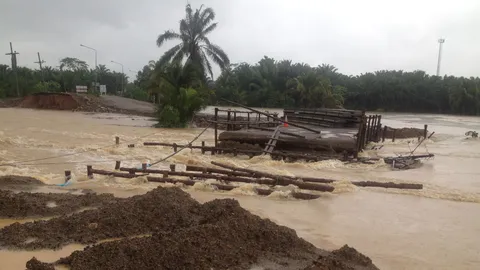 พายุฝนถล่มกระบี่! ซัดสะพานขาด-ต้นไม้ใหญ่ 100 ปี ล้มทับเสาไฟหักโค่น