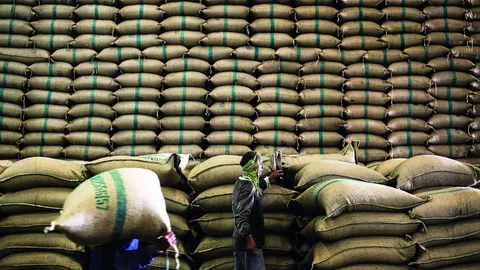 เอกชนชนะประมูลสุดเซ็ง! รับมอบข้าวไม่ได้ หลังพบผิดชนิด คุณภาพแย่ 