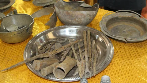 ชาวบ้านไถนาบึงกะโล่ เจอของใช้โบราณ คาดอายุหลายพันปี